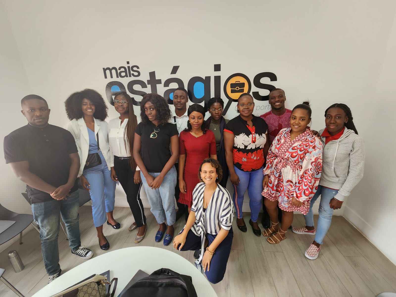 Equipa a celebrar contratação